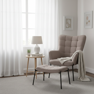 Loungestol og skammel i stone som gir rommet et rolig og eksklusivt uttrykk