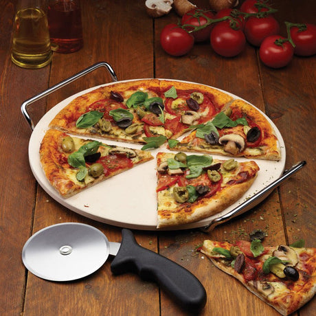 Pizzastein i keramikk med serveringsstativ og pizzahjul 33 cm - Lindas Dekor Pizzastein