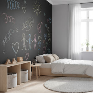 Bilde av barnerom i nordisk stil med deler av veggen dekt av sort tavlefolie som har tegninger på seg