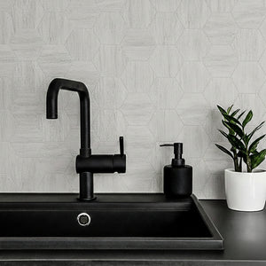 Selvklebende sekskantfliser i lys grå steinlook – moderne veggfliser som passer perfekt på kjøkken eller bad for et stilrent og tidløst uttrykk.