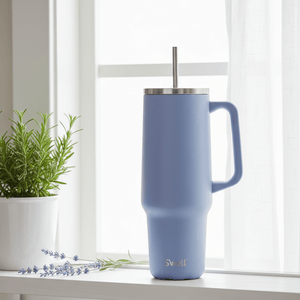 Blå – vitmalt hylla och urter