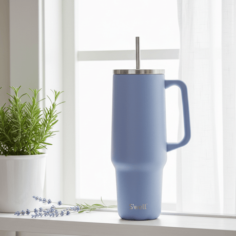 Blå – vitmalt hylla och urter