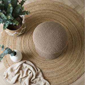 Dekorativ puff i brun fuskepels til stue eller soverom