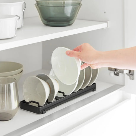 Kjøkkenorganisering med svart holder for stående oppbevaring av små skåler