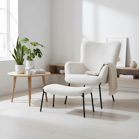 Lenestol med fotskammel i hvit teddy til lese krok eller stue