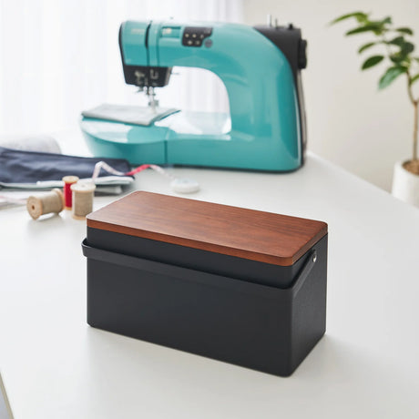 Svart syboks med trelokk og innvendig oppbevaring til syutstyr