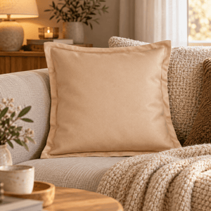 Beige pyntepute i skinnlook 50 x 50 cm i lys sofa med mykt pledd og varm belysning