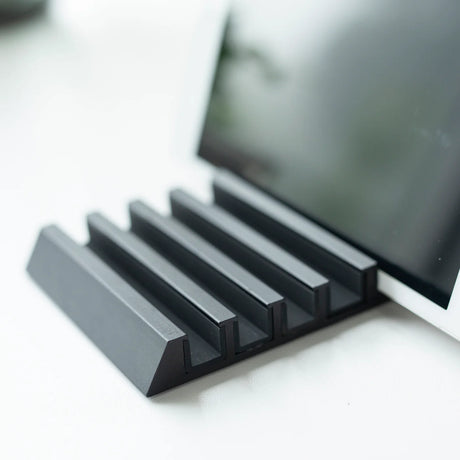 Mobil og tablet holder i svart aluminium med beskyttende silikon