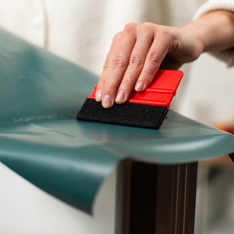 Mørkegrønn kontaktplast montert på kommode skuffefront ensfarget grønn matt finish interiør