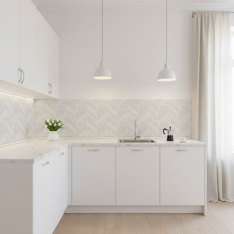 Evelina hvit selvklebende veggflis med fiskebeinsmønster som backsplash i nordisk kjøkken
