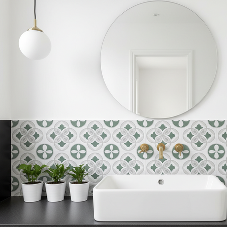 Clara grønn selvklebende veggfliser som backsplash bak baderomsvask med rundt speil og messingarmaturer