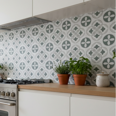Clara grønn selvklebende veggfliser som kjøkkenbacksplash bak komfyr i skandinavisk kjøkken med hvite skap og trekbenk