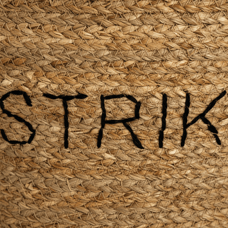 Flettet strikkekurv med STRIKK tekst og naturfarget overflate