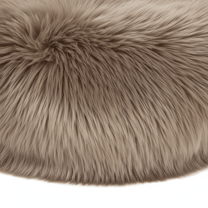 Sitteunderlag Ø35 cm med myk pelsstruktur og varm beige grå tone