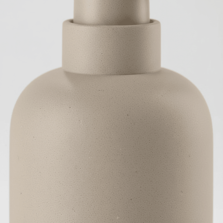 Taupe såpedispenser fra Zone Denmark med rund keramisk beholder