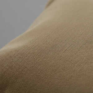 Nærbilde av brunt putetrekk med myk velouroverflate