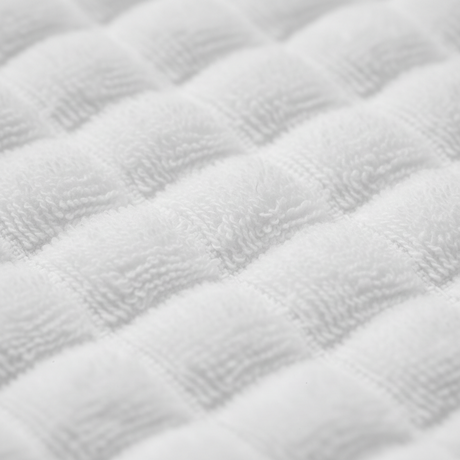 Badehåndkle fra Zone Denmark med struktur i ruter og striper