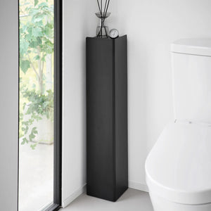 Smal toalettpapirholder i svart med hjul og skjult oppbevaring