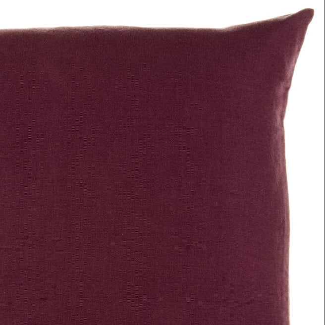 Kvadratisk putetrekk med minimalistisk design og strukturert tekstil i lilla.