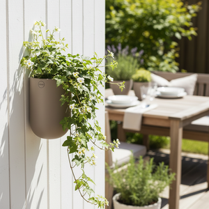 DBKD Cut veggpotte på terrasse med hengende planter