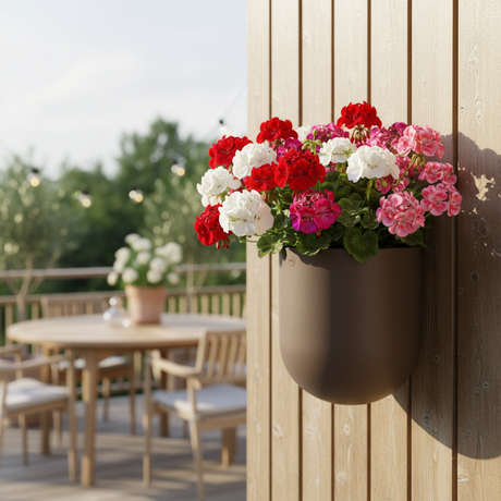 DBKD Cut veggpotte XL på terrasse med blomster