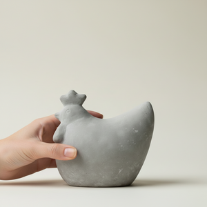 DBKD betonghøne som borddekorasjon til påske med bjørkekvister og stearinlys i hytte. med hånd hero


