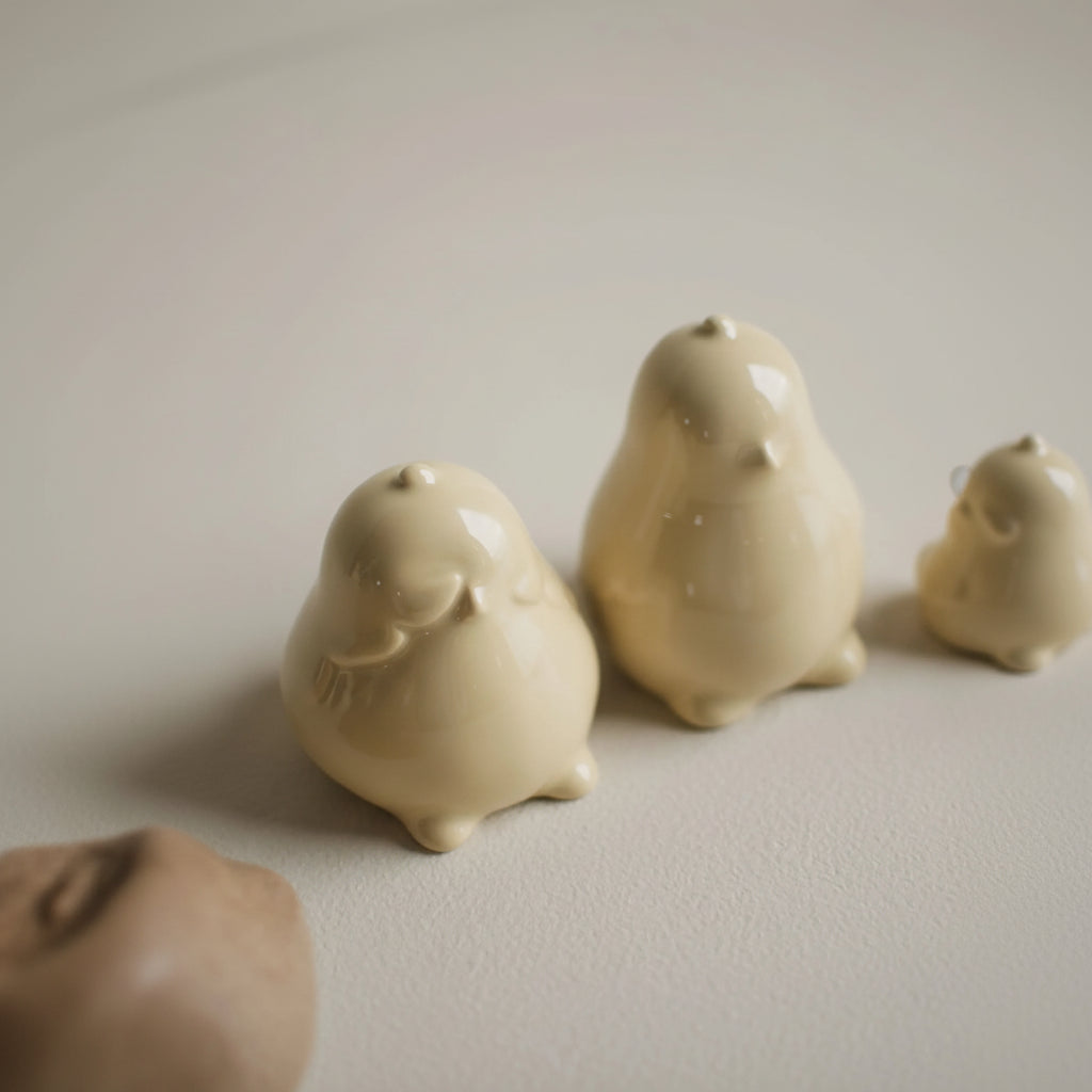 Blank gul keramikkhøne 9 cm høy rund form egnet til borddekorasjon og vinduskarm.

