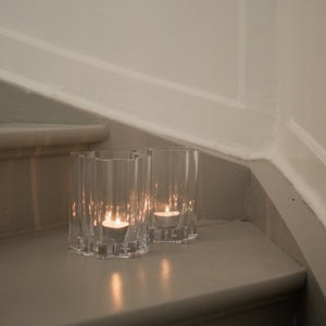 Dekorativ lyslykt i transparent glass plassert på trapp