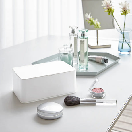 Hvit serviettboks til baby wipes som holder innholdet friskt lenger