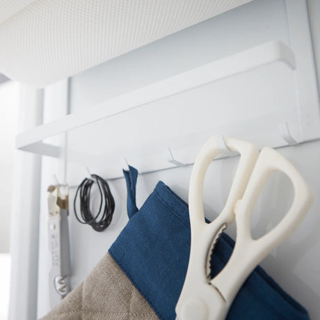 Oppbevaringshylle til kjøleskap med stenger og kroker i hvitt stål