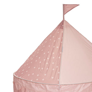 Detaljbilde av rosa leketelt med stjernemønster, konisk tak og dekorativt flagg