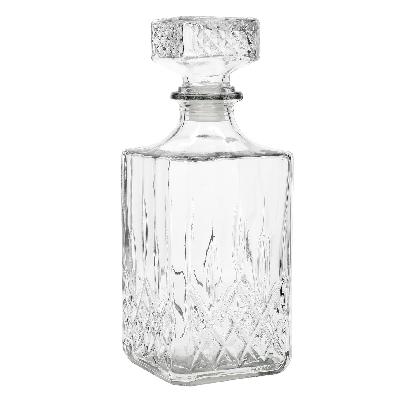 Karaffel i slipt glass med fire whiskyglass på brett