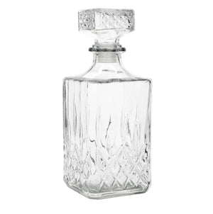 Karaffel i slipt glass med fire whiskyglass på brett