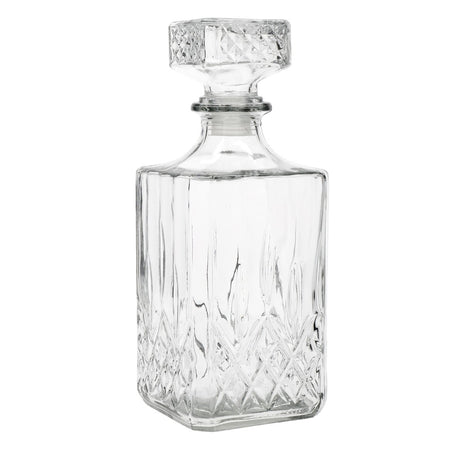 Karaffel i slipt glass med fire whiskyglass på brett