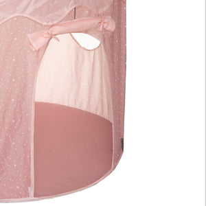 Nærbilde av åpningen på rosa popup leketelt med opprullet inngang og rosa gulv