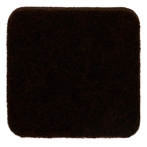 Fyrkantig självklibbar möbelknapp i brun filt, 2,5 x 2,5 cm.