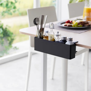 Smal bordkurv i hvit til skrivebord og sidebord med justerbar montering