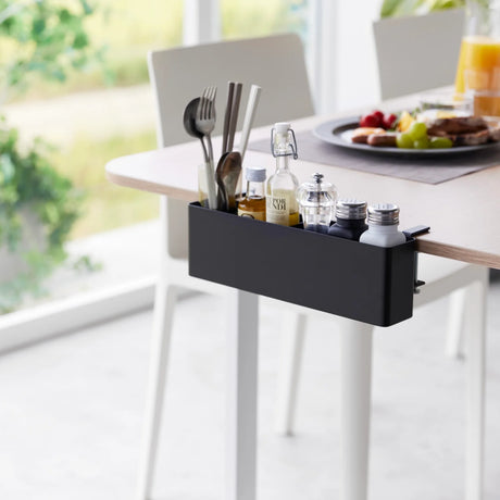 Smal bordkurv i hvit til skrivebord og sidebord med justerbar montering