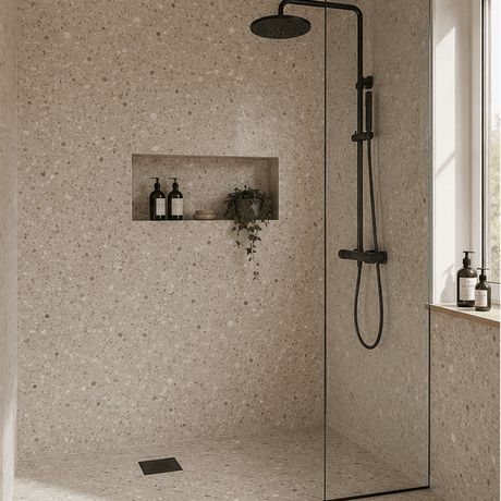 Dusj med Sahara beige selvklebende terrazzo-fliser på gulv og vegger. - Lindas dekor 