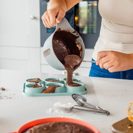 Set med färgrika silikonbakformar till muffins, kaka och små bakverk