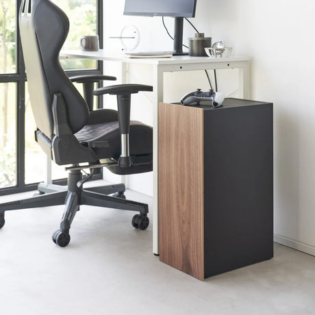 Konsollmøbel med uttrekkshyller for kontrollere og kabler