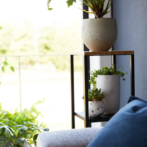 Praktisk 2 nivå hylle til dekor, bøker og diffuser i moderne interiør