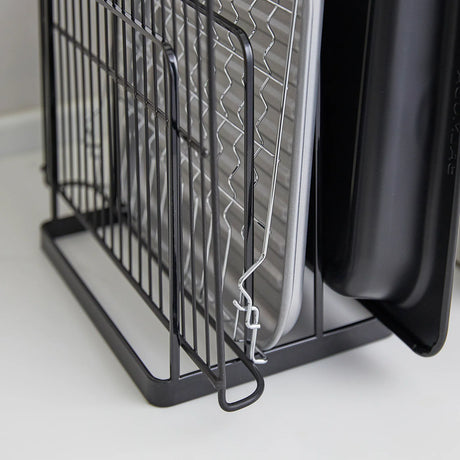 Kjøkkenstativ i svart stål til oppbevaring av brett og rister