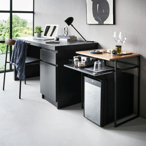 Lite bord med treplate og sort ramme for små rom og fleksibel bruk