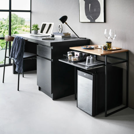 Lite bord med treplate og sort ramme for små rom og fleksibel bruk