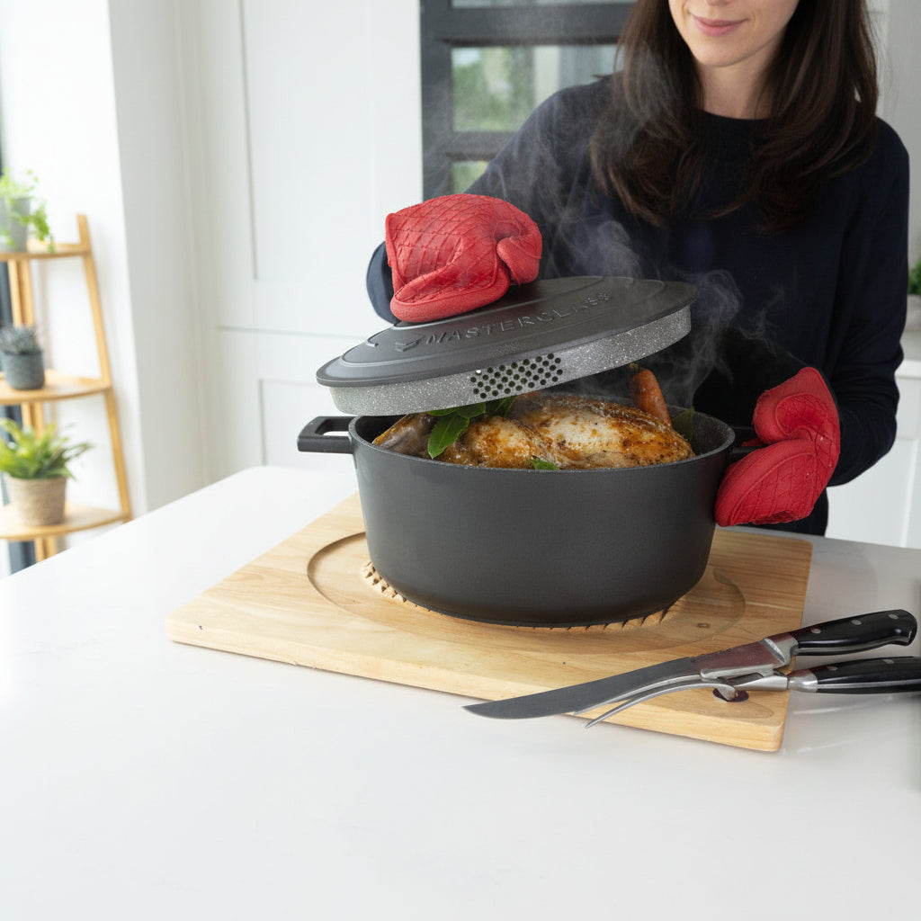 Stor gryte med lokk i støpt aluminium brukt til gryteretter