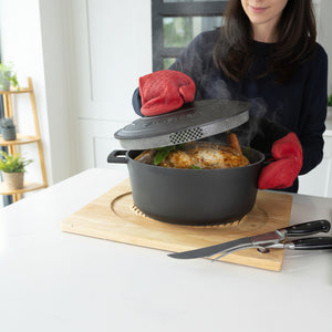 Stor gryte med lokk i støpt aluminium brukt til gryteretter