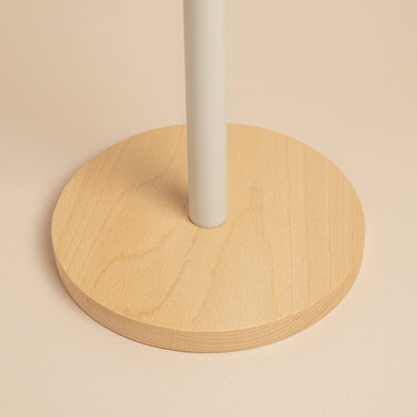 Papirholder til kjøkkenbenk med lys metallstang og trebunn