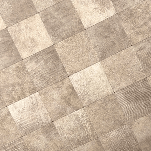 Henrik selvklebende veggfliser vist i vinkel med naturlig beige steinstruktur. - Lindas dekor 
