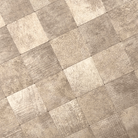 Henrik selvklebende veggfliser vist i vinkel med naturlig beige steinstruktur. - Lindas dekor 